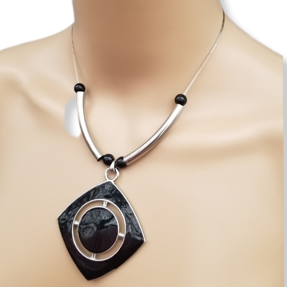 NY COLLECTION SILVERTONE WIRE & BLACK PENDANT MODERNIST STYLE NECKLACE - Picture 2 of 5
